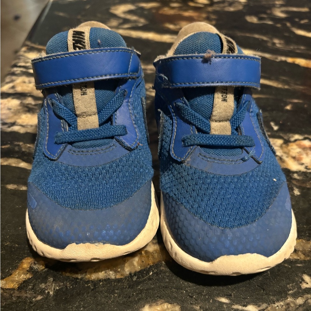 Nike revolution shoes size 9c toddler